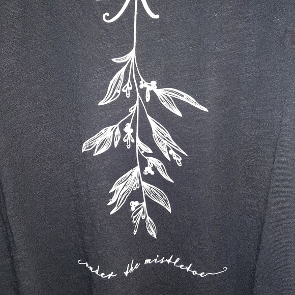 🆕️ "Under The Mistletoe" Ladies Plus Size Top - Picture 2 of 4